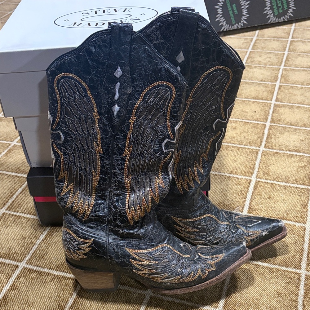 Corral Black and Gold Winged Heeled Boots - Picture 2 of 8